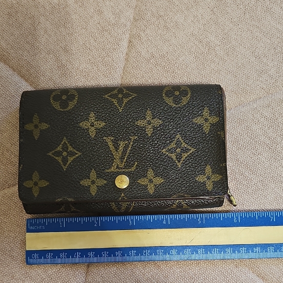Louis Vuitton Black and Gold Monogram Wallet - Picture 3 of 14